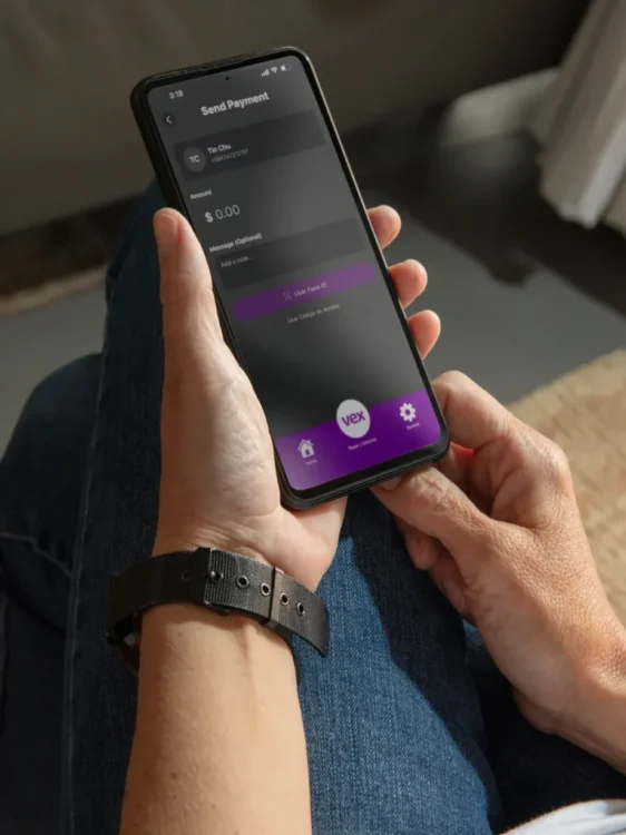 Uso de la app Vex Wallet en un celular para mandar dinero y aceptar pagos digitales