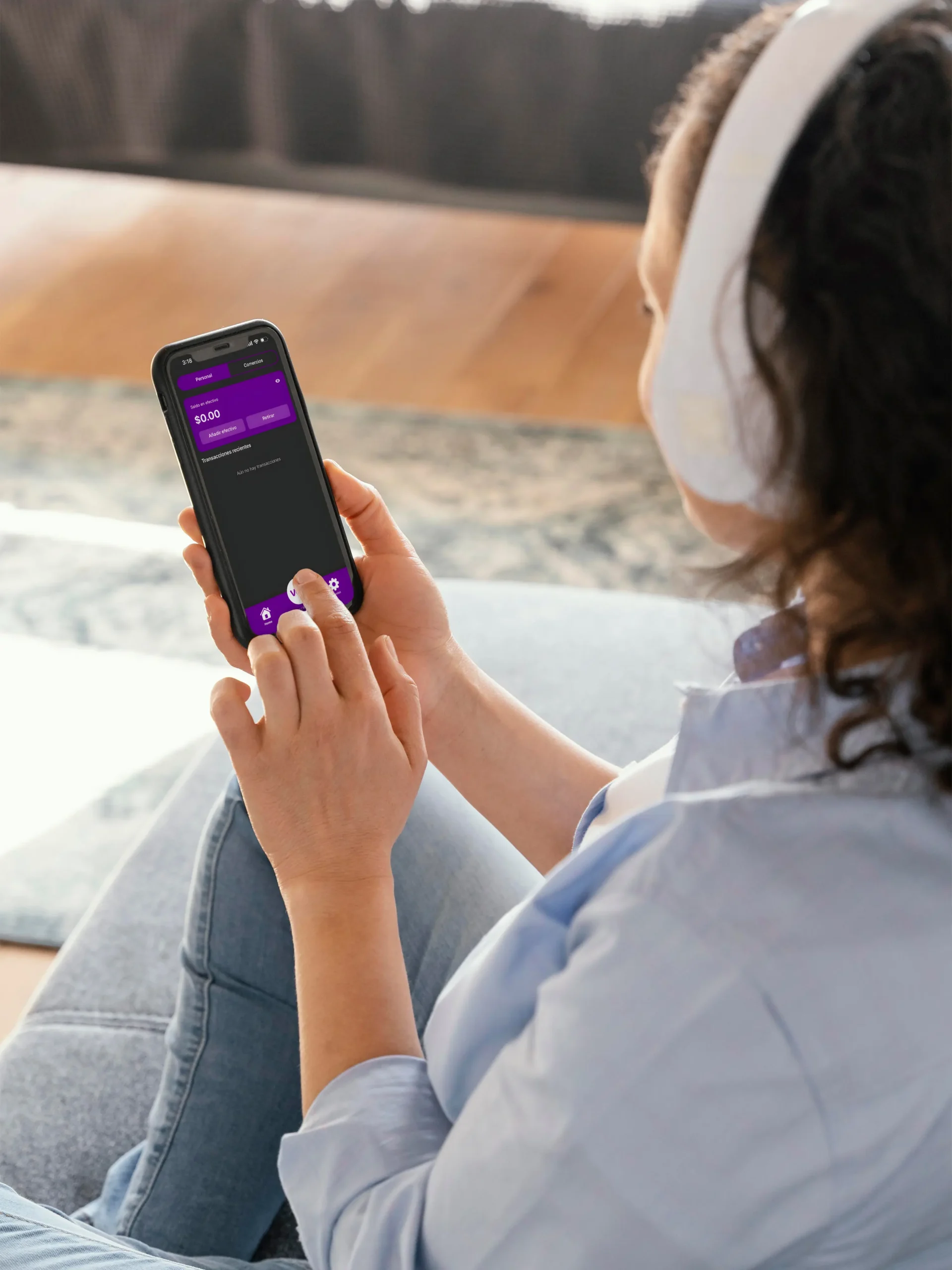 Usuario utilizando la app Vex Wallet para mandar dinero y gestionar remesas desde USA