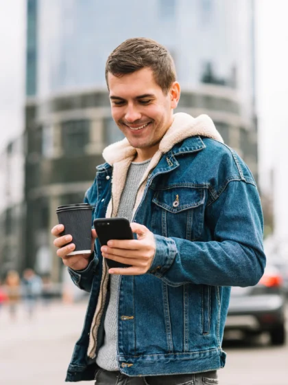 Usuario escaneando un código QR para aceptar pagos con Vex Wallet