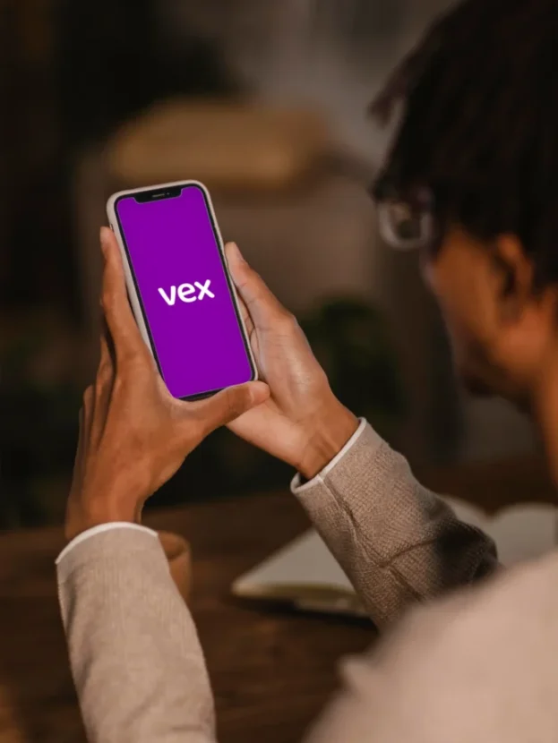 Usuario accediendo a la app Vex Wallet para mandar dinero y recibir remesas desde USA