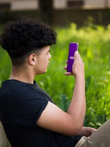 Usuario utilizando la app Vex Wallet para enviar pagos directos desde el móvil